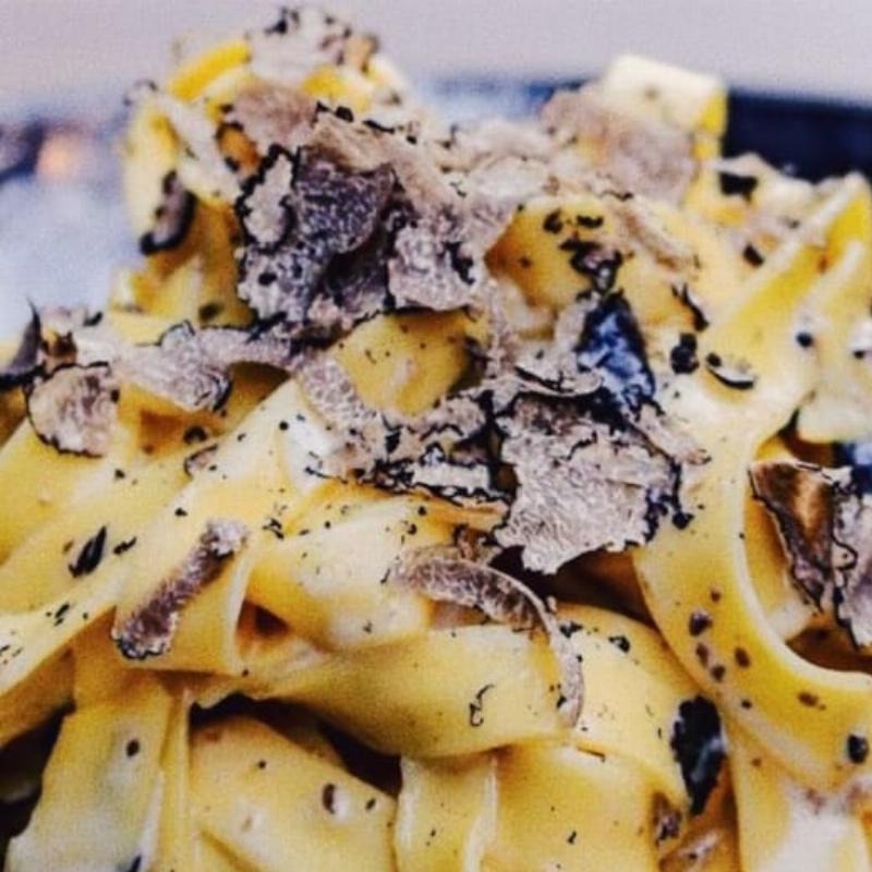 Une décoration de cuisine rouge créant une ambiance de bistro parisien charmant et accueillant